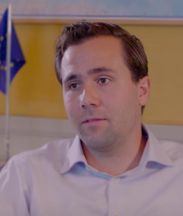 Benjamin Dousa föräldrar – Allt om biståndsministerns bakgrund och uppväxt